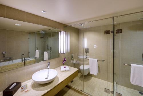 Ett badrum på Svelte Hotel and Personal Suites