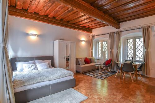 Schlafzimmer mit einem Bett, einem Tisch und Stühlen in der Unterkunft Ljubljana Center Apartments in Ljubljana