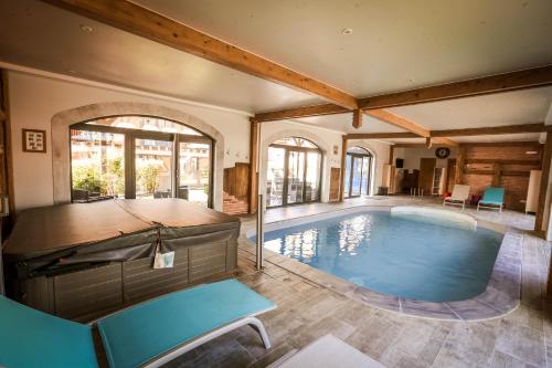 ein großer Pool in einem Haus mit in der Unterkunft Les Granges De Jadis d'Alsace in Holtzwihr