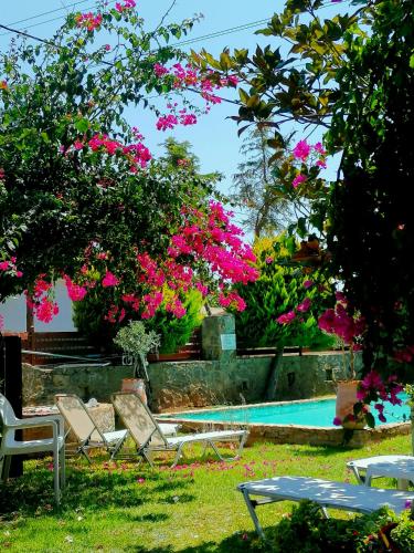 Kolam renang di atau dekat dengan Irene's Maisonette at Rafaella Resort