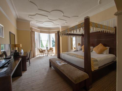 Una cama o camas en una habitación de Mercure Hull Grange Park Hotel