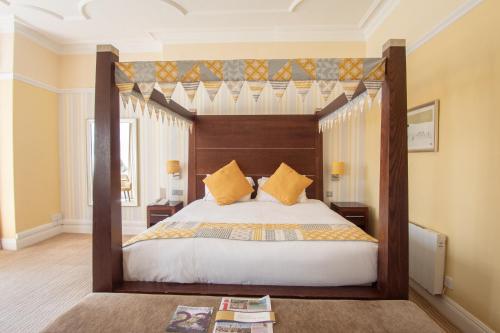 Una cama o camas en una habitación de Mercure Hull Grange Park Hotel