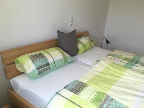2 nebeneinander sitzende Betten in einem Schlafzimmer in der Unterkunft Ferienwohnung Walkershofen in Simmershofen