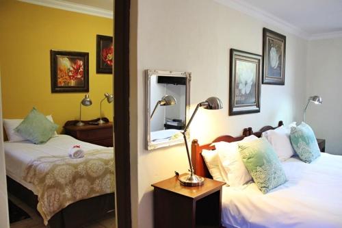 Een bed of bedden in een kamer bij Greenleaf Guest Lodge