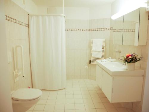 Koupelna v ubytování Senioren-Residenz Segeten