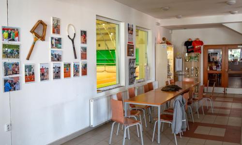 comedor con mesa y sillas en Penzion Na Kurtech, en Opava