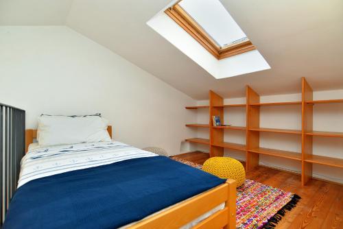 - une chambre mansardée avec un lit et une lucarne dans l'établissement House Silvo 1953, à Vodnjan