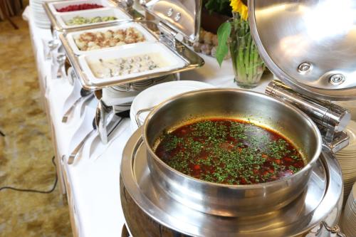 a pot of food sitting on top of a stove at Hotel Lubicz in Ustka
