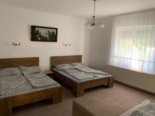 Posteľ alebo postele v izbe v ubytovaní Viktor Apartmanház