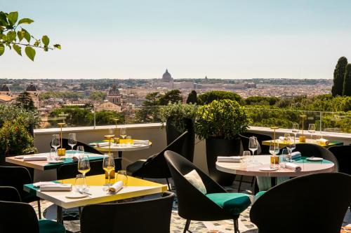 Un restaurante u otro lugar para comer en Sofitel Roma Villa Borghese