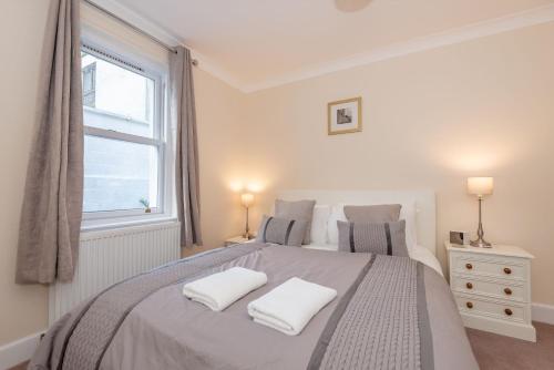 um quarto com uma cama grande e 2 almofadas brancas em Achaniar Cottage em St Andrews