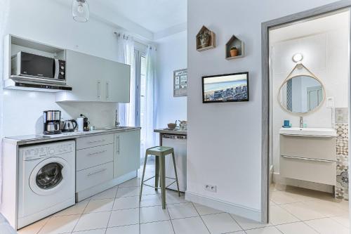 - une buanderie avec un lave-linge et un sèche-linge dans l'établissement MY CASA - GROSSO 14, à Nice