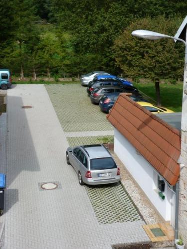 una fila de autos estacionados en un estacionamiento en Landgasthof Klippermühle, en Tharandt