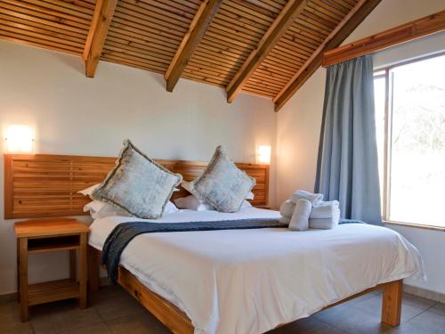 Un pat sau paturi într-o cameră la Silverstreams Lodge and Cottage