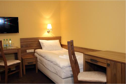 Un pat sau paturi într-o cameră la Hotel Ambasada