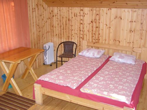a bedroom with a bed and a table and a desk at Kipi-Koovi Holiday Centre in Kipi