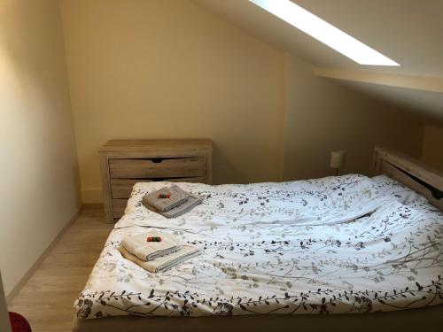 sypialnia z łóżkiem i szafką nocną w obiekcie Laura w Wilnie