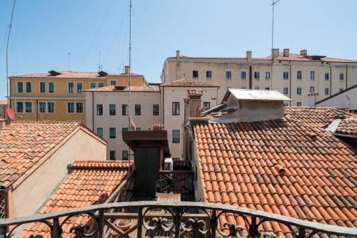 a view of roofs of buildings in a city at Ca' Coriandolo in Venice