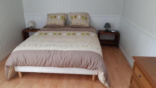 Un pat sau paturi într-o cameră la Villa patio à 200 m de la plage à Capbreton