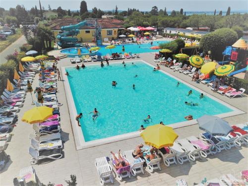 an overhead view of a swimming pool at a resort at Le Palme Camping & Village in Lazise