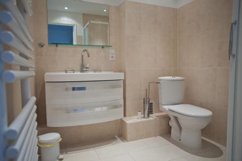 une salle de bain avec toilettes et lavabo dans l'établissement Les brises de Menton - Résidence les Miradors, à Menton