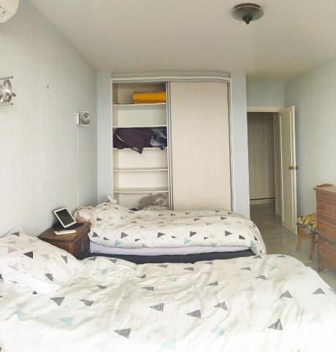 - une chambre avec 2 lits et un ordinateur portable sur une table dans l'établissement Les brises de Menton - Résidence les Miradors, à Menton