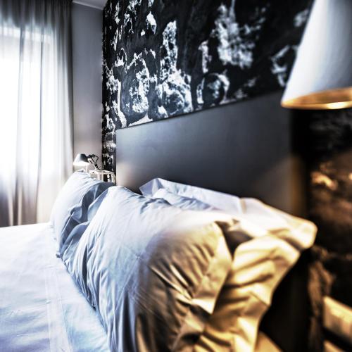 a bedroom with a bed with a black and white wall at Best Western Hotel Corsi in Torrimpietra