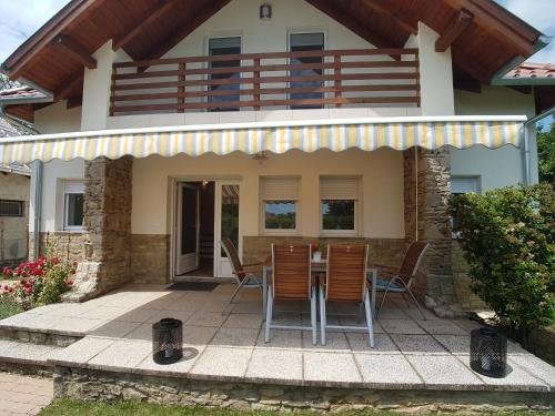 Φωτογραφία από το άλμπουμ του Balaton Breeze - Biró Tours 45 σε Vonyarcvashegy