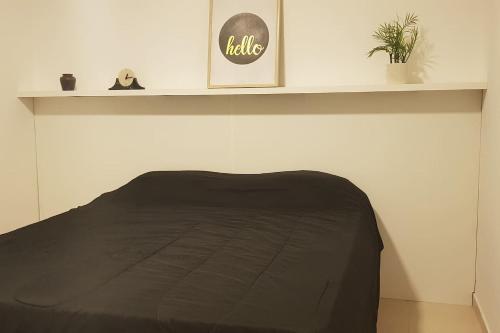 巴拉那的住宿－Apart ciudad de Parana, Entre Rios，一间卧室配有一张带黑色毯子的床