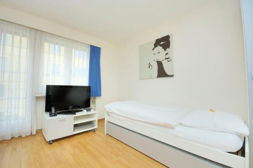 Executive Studio - Crown 28