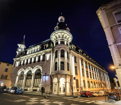 een groot gebouw met een klokkentoren erop bij HÔTEL & SPA Panorama 360 in Mâcon