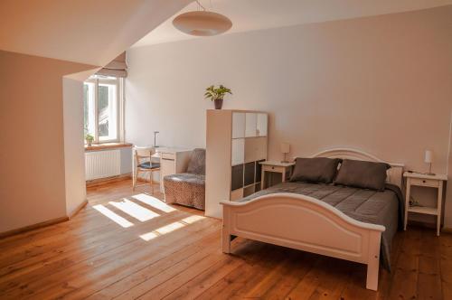 1 dormitorio con cama y escritorio en Castle Park Apartment with sunset veranda en Cēsis