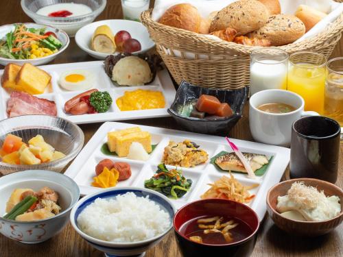 a variety of foods are arranged on a table at APA Villa Hotel Sendai-eki Itsutsubashi in Sendai