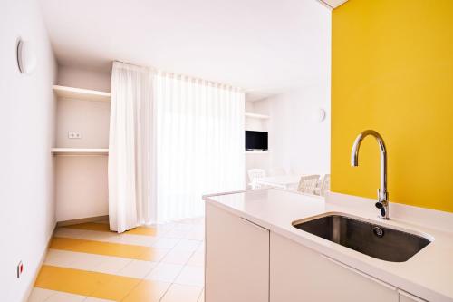 Kuchyňa alebo kuchynka v ubytovaní Apartamentos Sunway Amapola