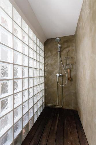 La salle de bains privative est pourvue d'une douche. dans l'établissement Ferme de la Haye, à Montroty