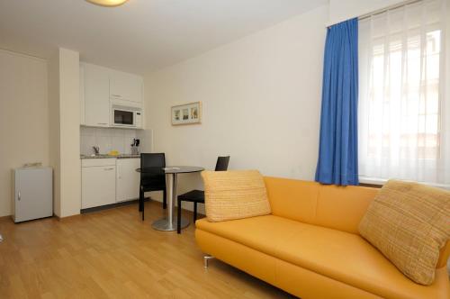 een woonkamer met een bank en een tafel bij PABS Résidences - Kronenstrasse 37 (36) in Zürich