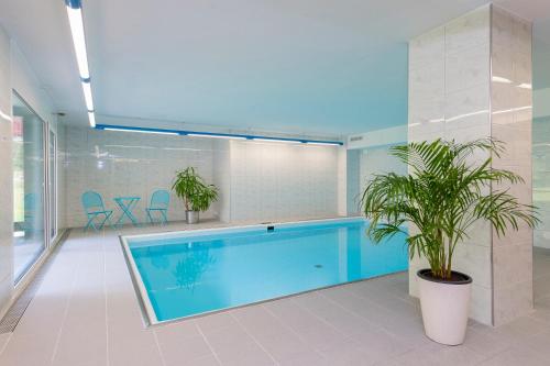 The swimming pool at or close to Apartment Tgesa La Roiva mit Hallenbad und Sauna