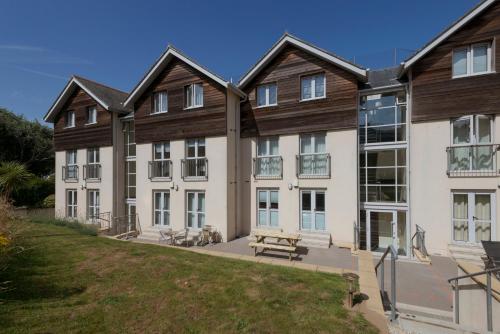 widok na zewnątrz dużego budynku w obiekcie The Beach House & Porth Sands Apartments w Newquay