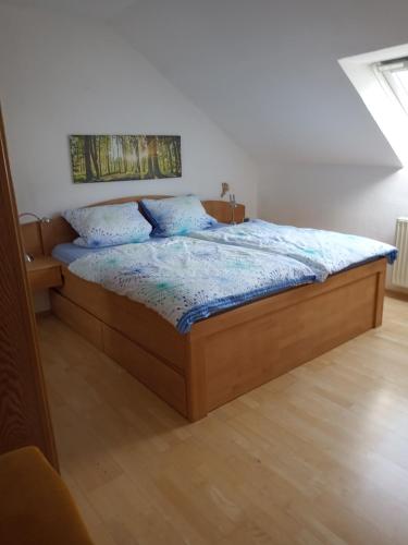 una camera con letto e struttura in legno di Ferienwohnung mit Aussicht a Eberbach