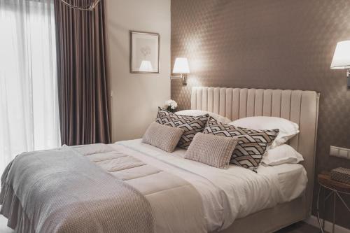 sypialnia z dużym łóżkiem z poduszkami w obiekcie Sea view super romantic apartment w Atenach