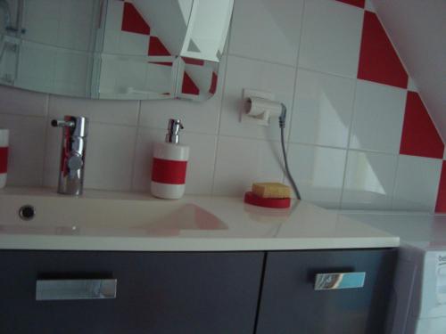 ein Badezimmer mit einem Waschbecken und einem Wasserhahn in der Unterkunft le four à pain in Faverolles