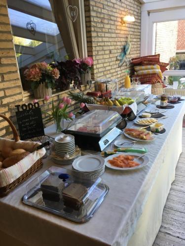 una línea de buffet con comida en una mesa en Gästehaus Sonntag en Bad Oeynhausen