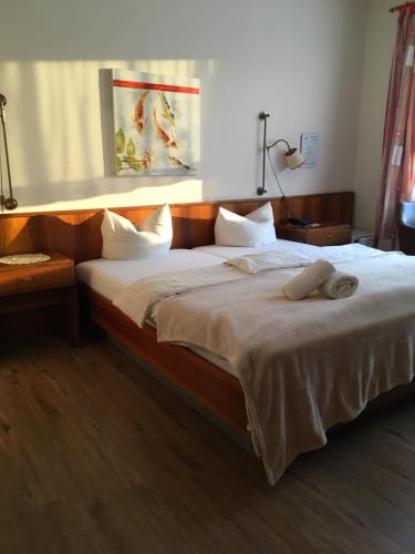 - une chambre avec un grand lit et 2 serviettes dans l'établissement Gästehaus Sonntag, à Bad Oeynhausen