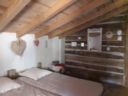 - une chambre avec 2 lits et un mur en bois dans l'établissement Ker Capcir, à Bolquère-Pyrénées 2000