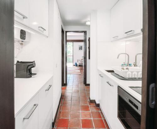 Kuchyň nebo kuchyňský kout v ubytování Vintage Estoril Apartment - 15 min walk to the sea!