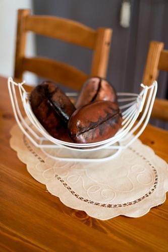 a glass bowl of food on a wooden table at Casa Grão de Café AL in Fajã dos Vimes