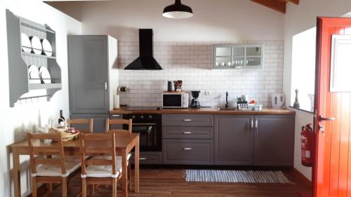 A kitchen or kitchenette at Casa Grão de Café AL