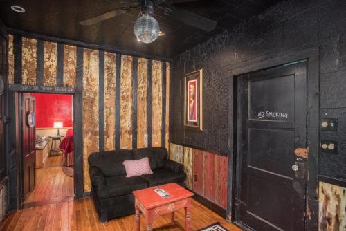 Ruang duduk di 7F Lodge and Events