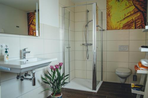 Un baño de Weingut Leininger Ferienwohnungen