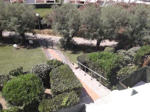 an overhead view of a garden with trees and bushes at Studio cabine climatisé avec parking au Couchant in La Grande Motte